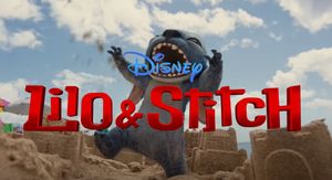 Stitch iz filma Lilo i Stitch na plaži i naslov filma