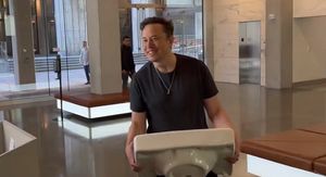 Elon Musk s umivaonikom u bivšem sjedištu Twittera