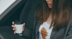 Kako ukloniti mrlje od kave s odjeće, tepiha i sa zida?