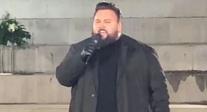 Jacques Houdek ispod Vukovarskog vodotornja - 1