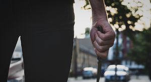 Nož u ruci, ilustracija