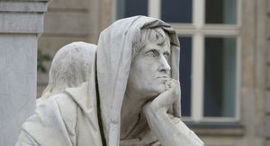 Kip muškarca koji razmišlja