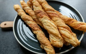 Štapići od lisnatog tijesta s parmezanom