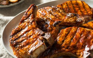 Svinjske kotlete ispecite na roštilju ili gril tavi