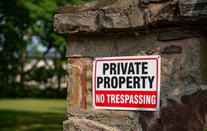 Ovakvi znakovi postavljeni su oko zatvorene zajednice North Oaks u Minnesoti