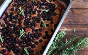 Focaccia s borovnicama i ružmarinom