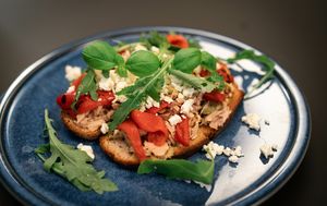 Master jela u 15 min: Crostini s tunjevinom, pečenom paprikom i feta sirom - 6