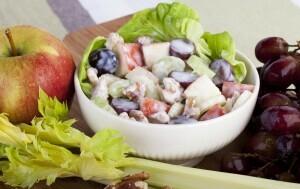 Waldorfska salata s jogurtom, orasima i grožđem