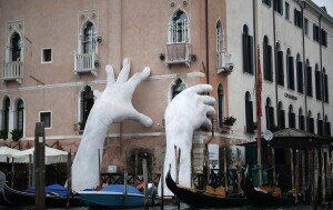 Skulptura gigantskih ruku koje pridržavaju fasadu hotela Ca'Sagredo u Veneciji i upozoravaju na zastrašujuće klimatske promjene