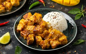 Hrskavi tofu s kuhanom rižom