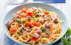 Tjestenina s tunom, rajčicom i kaparima