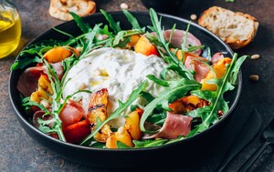 Salata s grilanim breskvama