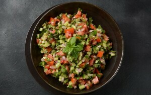 Perzijska salata Shirazi od svježih krastavaca i rajčice