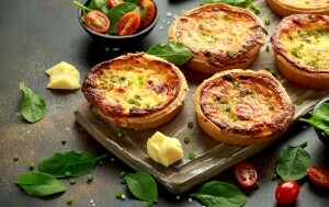 Tart s rajčicama, češnjakom i sirom