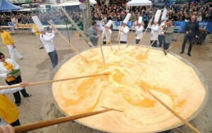 Pečenje velikog omleta u Bessièresu u Francuskoj - 1