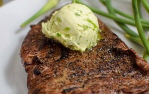 Maslac sa začinskim biljem poboljšat će okus pečenog mesa
