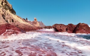 Nakon kiše zaljev oko crvene plaže izgleda krvavo