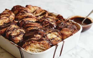 Kruh od starih kroasana s rastopljenom čokoladom