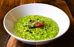 Rižoto od špinata i limuna s hrskavim pršutom