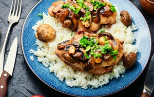 Piletina s gljivama ukusno je jelo koje možete servirati s prilogom po želji