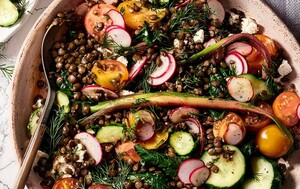 Salata od leće, feta sira i povrća