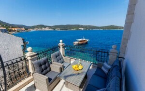 Seafront Apartment Vis - 3