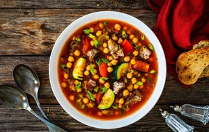 Pred kraj kuhanja u varivo od slanutka i svinjetine možete dodati i malo tikvica