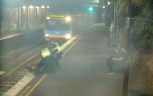 Spašavanje žena s tračnica (Foto: screenshot/Reuters) - 1