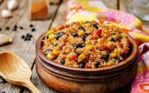 Kvinoja s povrćem pripremljena u jednom loncu
