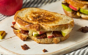 Topli sendvič sa sirom, špekom i jabukom