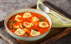 Juha od rajčice i tortellina