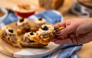 Tatarski biftek Ane Antunović s maslacem od čvaraka i lažnim kavijarom na toplom multigrain kruhu. - 1