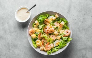 Salata s gamberima i kuhanim jajima - ilustracija