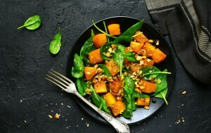 Salata od špinata, pečene tikve i oraha