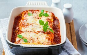 Manicotti punjeni sirom u umaku od rajčice