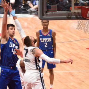 Zubac puca preko Valančiunasa (Foto: AFP)