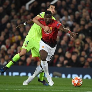Paul Pogba i Sergio Busquets (Foto: AFP)