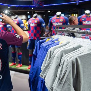 Dječak u Neymarovu dresu u fan shopu Barcelone (Foto: AFP)