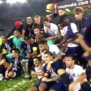 Mbappe odgurnuo Neymara (Screenshot Twitter)