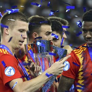 Dani Olmo i Junior Firpo (Foto: AFP)