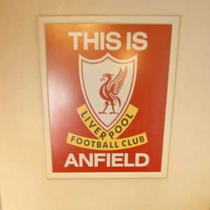 Tunel na Anfieldu i čuveni znak (Foto: AFP)