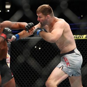 Daniel Cormier i Stipe Miočić (Foto: AFP)