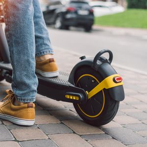 Automobil na raskrižju naletio na dijete na električnom romobilu