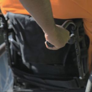 Mjesecima su bili bez osobnog asistenta, sada ih Vlada ponovo ponižava i nudi 3 eura po satu: "Sramotno"