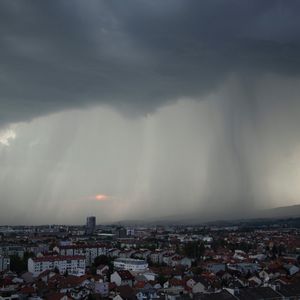 Dijelovi Hrvatske pod upozorenjima zbog grmljavinskog nevremena i jakog vjetra