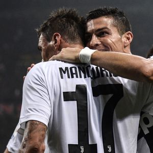 Cristiano Ronaldo i Mario Mandžukić (Foto: AFP)