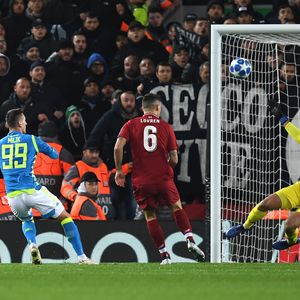 Arkadiusz Milik puca, Alisson Becker brani (Foto: AFP)
