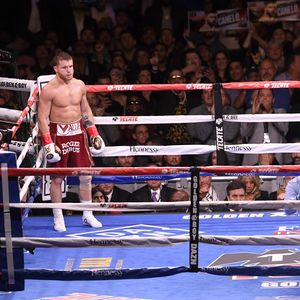 Saul \'\'Canelo\'\' Alvarez i Rocky Fielding (Foto: AFP)