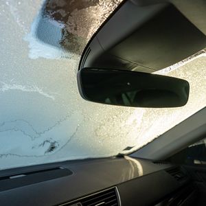 Zamrznuta stakla auta s unutarnje strane