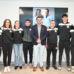 Župan Ivan Celjak s članovima Karate kluba Tigar Sisak